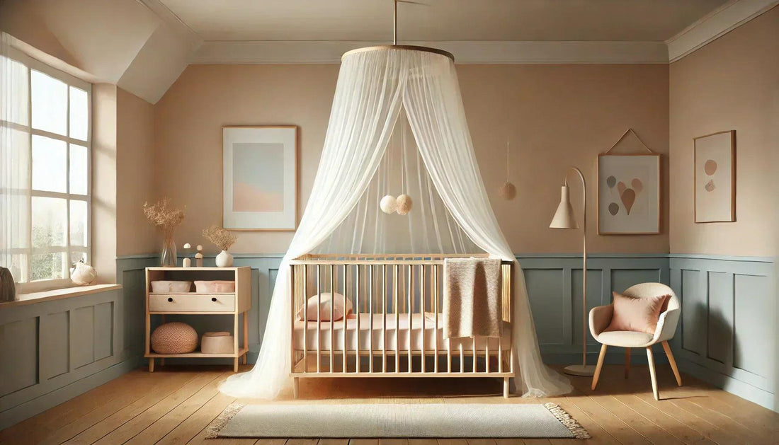 Une chambre de bébé apaisante avec un ciel de lit suspendu au-dessus du berceau. La lumière tamisée et les tons doux créent une atmosphère sécurisante et propice au sommeil.