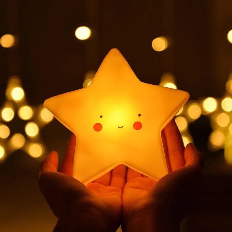 BEBE VEILLEUSE - StarNight™ allumé en jaune dans tenue entre deux mains