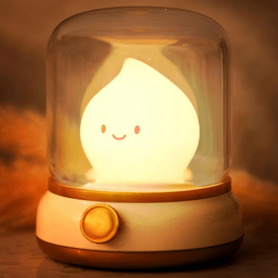 BEBE VEILLEUSE FLAMME- Lanterne Magique™ jaune éclaire d'une lumière jaune et posée sur une table