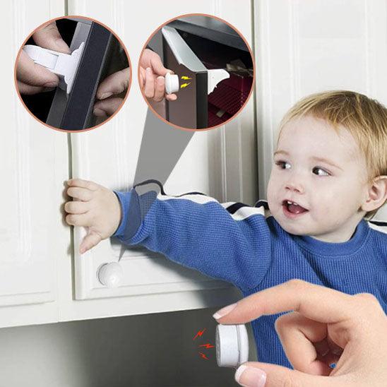 Un bébé tire sur une porte de placard et n'arrive pas à l'ouvrir car un parent a la clé magnétique de la serrure BLOQUE PORTE BEBE à la main
