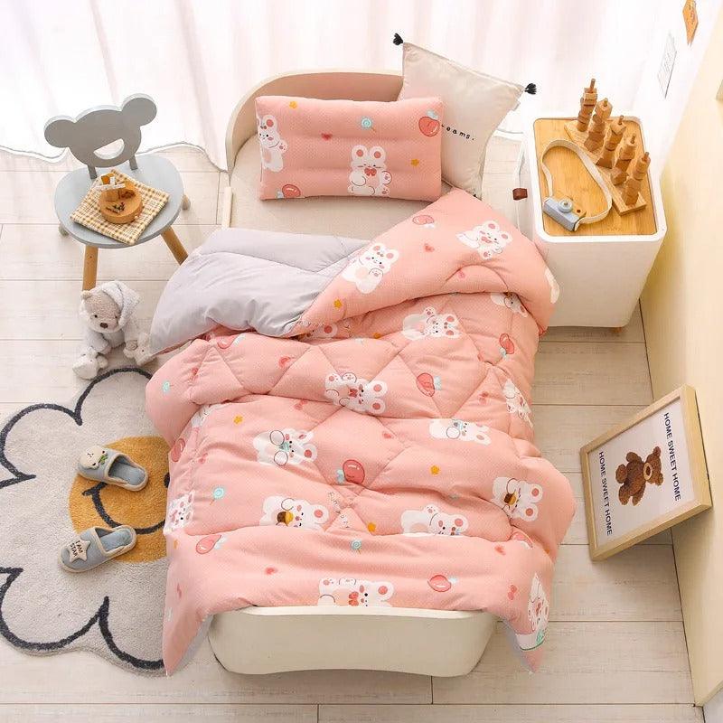 UNE CHAMBRE AVEC UN LIT SUR LEQUEL EST EST POSEE UNE COUETTE POUR BEBE HYPOALLERGENIQUE – NuageDouillet™ A MOTIFS LAPIN