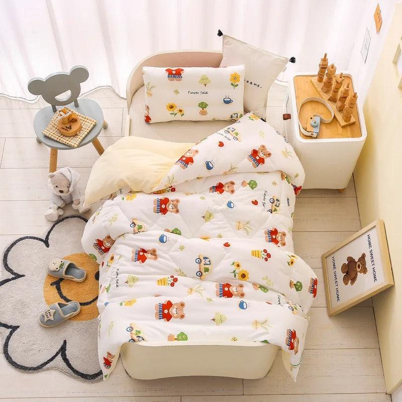 UNE CHAMBRE D'ENFANT AVEC UN LIT SUR LEQUEL EST POSEE UNE COUETTE POUR BEBE HYPOALLERGENIQUE – NuageDouillet™ AVEC DES MOTIFS OURSONS