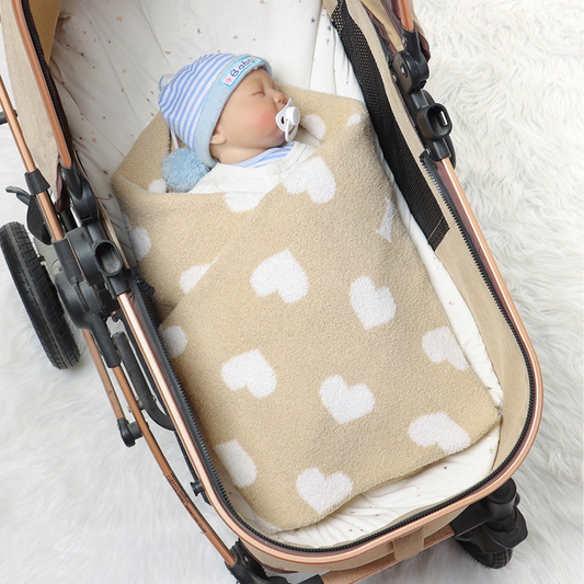 Bebe dort dans sa poussette  emmailloté dans une COUVERTURE BEBE POLAIRE │ Sérénaya™ couleur sable