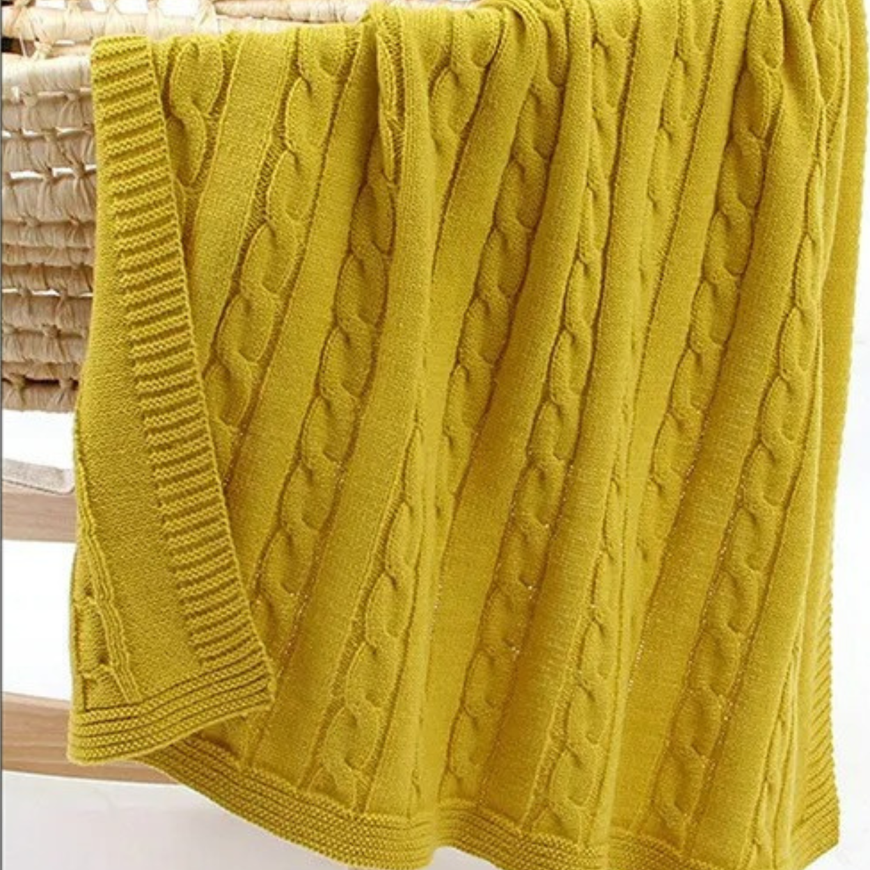 Gros plan sur la COUVERTURE BEBE TRICOT│Plumy™jaune