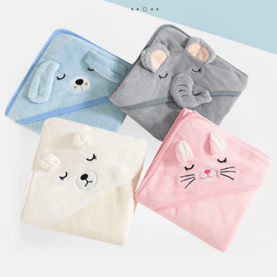 Cape de Bain Bébé à Capuche _-bleu-blanc-gris-rose pliée et laissant apparaître au dessus les motifs-chat-ours-chien-elephant