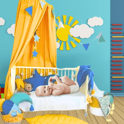 Bébé sous un Ciel de Lit Bébé Jaune protecteur et apaisant.