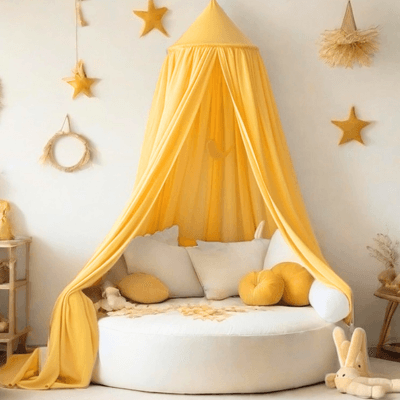 Coin détente dans Chambre bébé. Harmonieux avec ciel de lit bébé jaune et style bohème