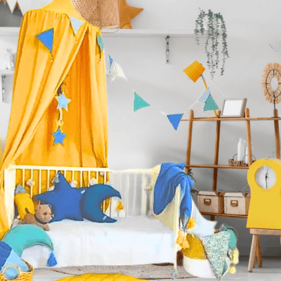 Chambre bébé harmonieuse décorée avec ciel de lit bébé jaune au dessus du berceau