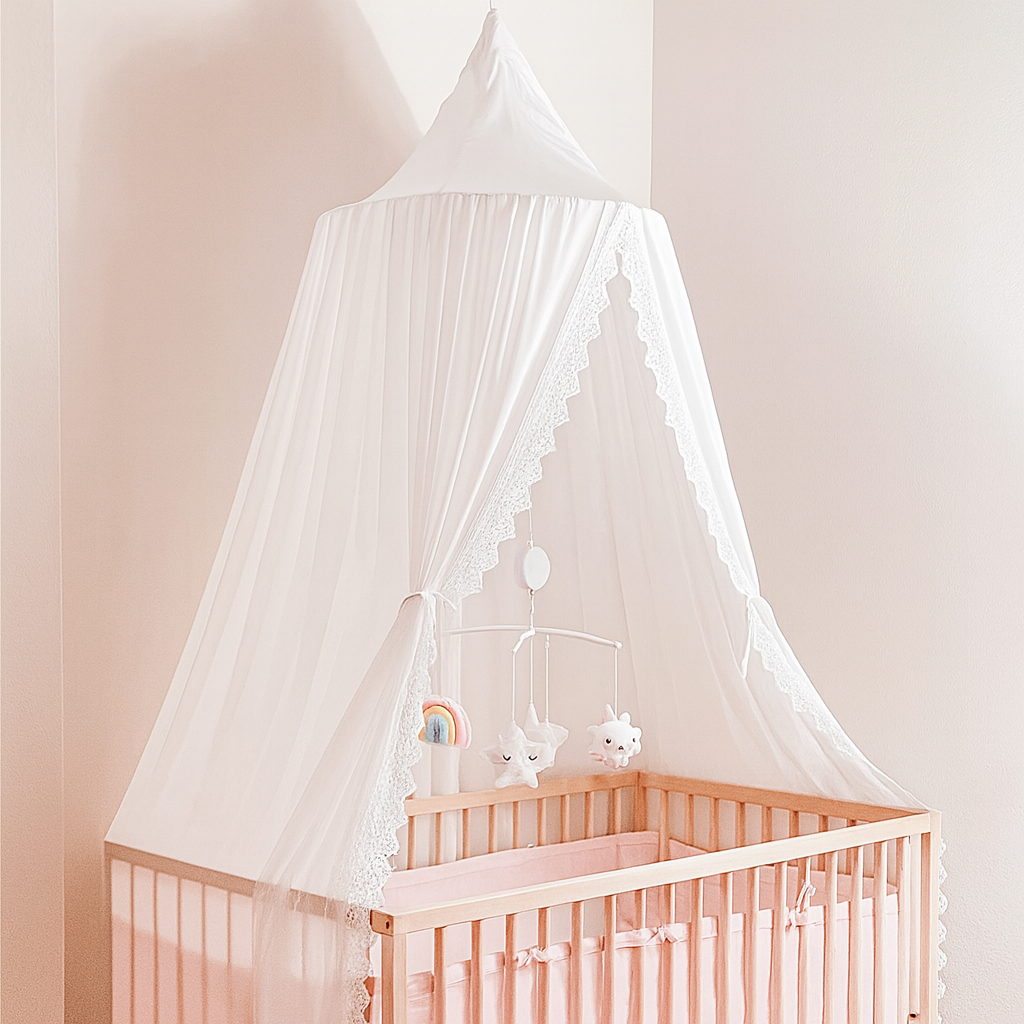 Ciel de Lit Bébé Blanc Névélia™ installé au-dessus d’un lit bébé en bois clair avec décoration rose, créant une ambiance douce et rassurante.