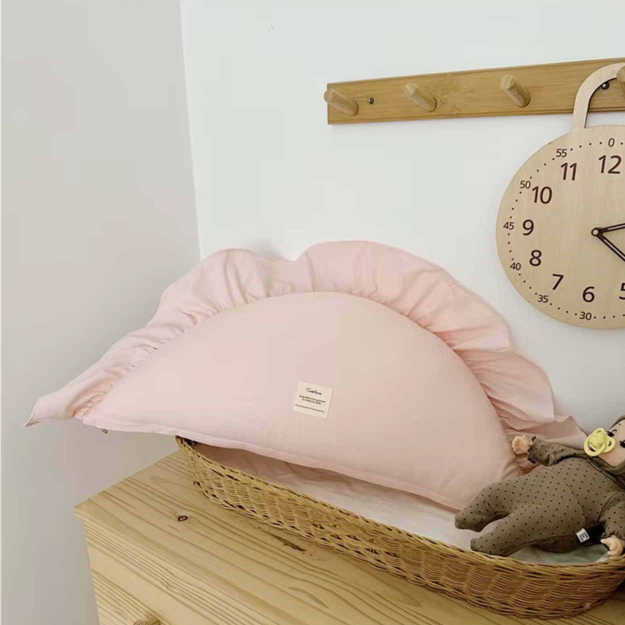 Coussin Bebe Deco _BabyKudde - Rose posé sur un panier