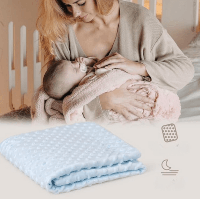 Maman tenant un bébé dans ses bras enveloppé dans une couverture douceur et une couverture douceur mise en avant
