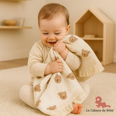 Bebe assis sur le sol avec une Couverture Bébé à Franges│SkinSecure comme doudou