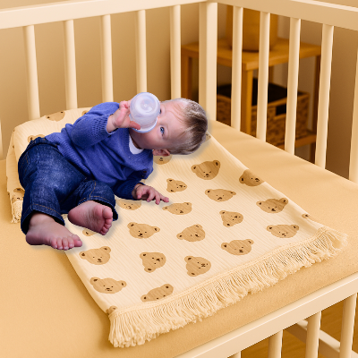 Bebe_dans_un_berceau_sur_une_Couverture Bébé à Franges│SkinSecure