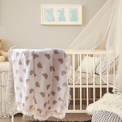 Couverture Bébé à Franges│SkinSecure_sur_le_rebord_d_un_berceau