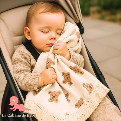 Bébé dans sa pousette utilise la Couverture Bébé à Franges│SkinSecure comme doudou