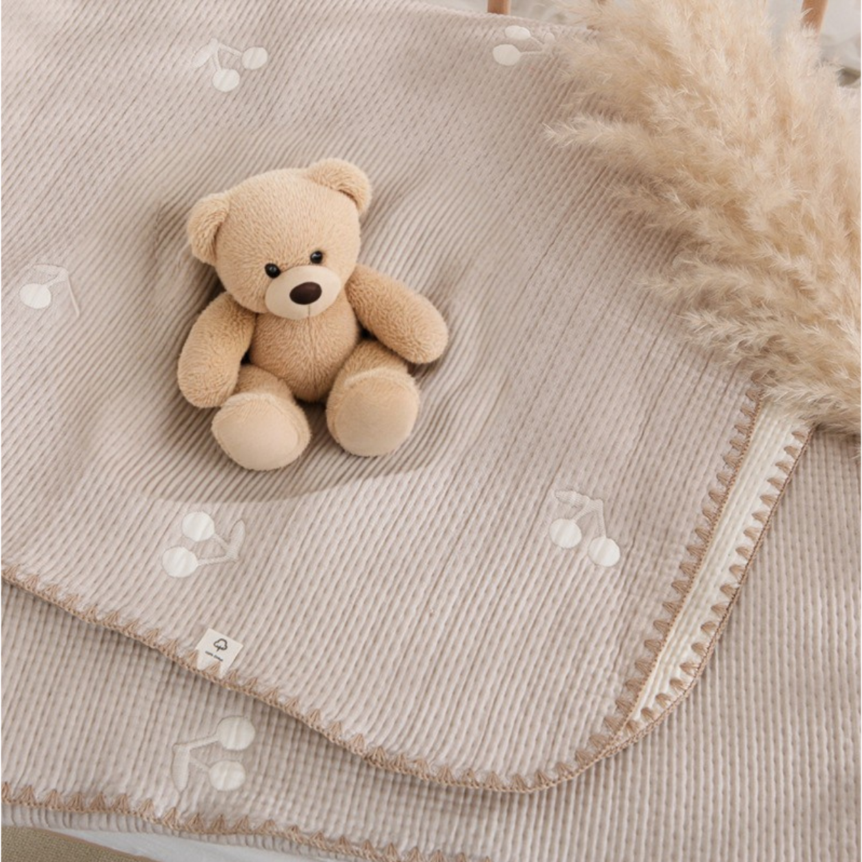 Couverture Bébé Mi Saison_Calinours_Cerise avec une peluche beige