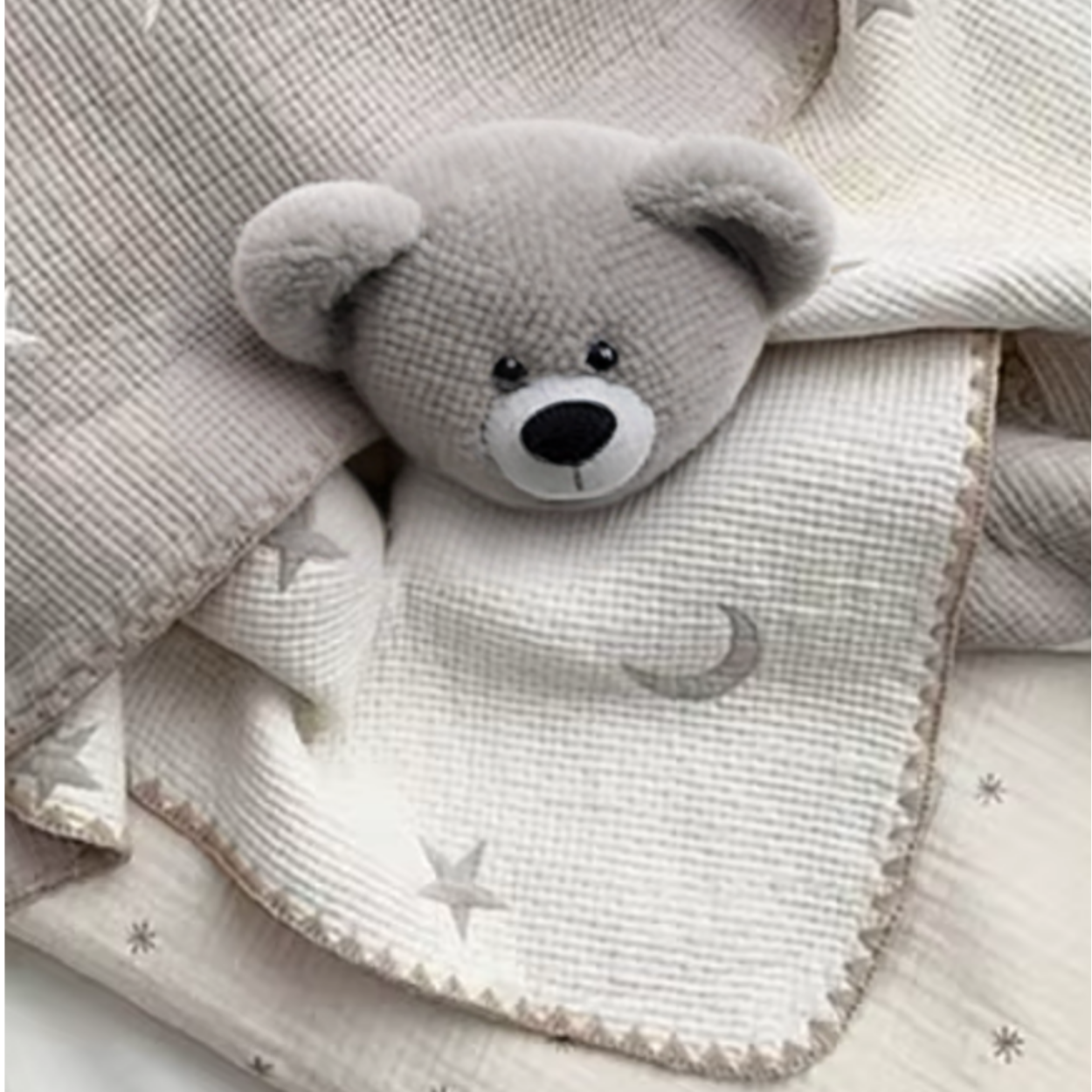 Couverture Bébé Mi Saison_Calinours_Etoile_lune avec une peluche grise