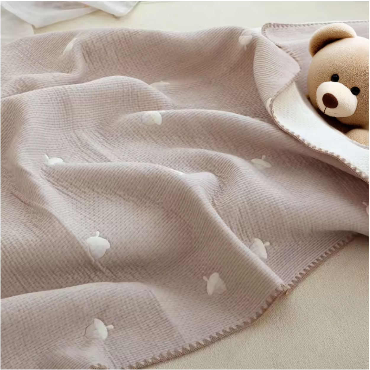 Couverture Bébé Mi Saison_Calinours_Noisette avec une peluche naturelle