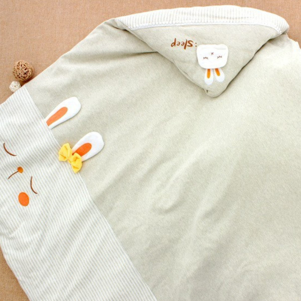 Couverture bébé à capuche vert sauge LapinouCocoon™, douce et chaude pour l’hiver.