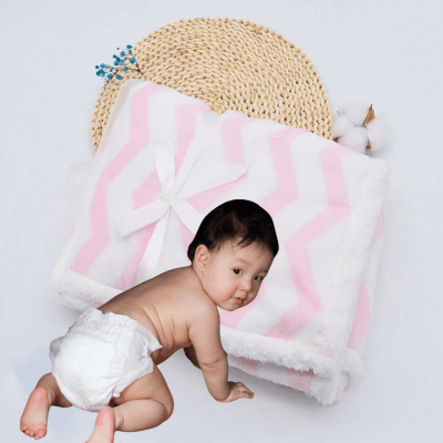 un bébé à quatre pattes devant une couverture bébé Hiver chaudou plié