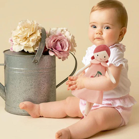 Petite fille étreignant le Doudou Bébé Coton Bio│Surette™, un compagnon magique pour des moments tendres et rassurants