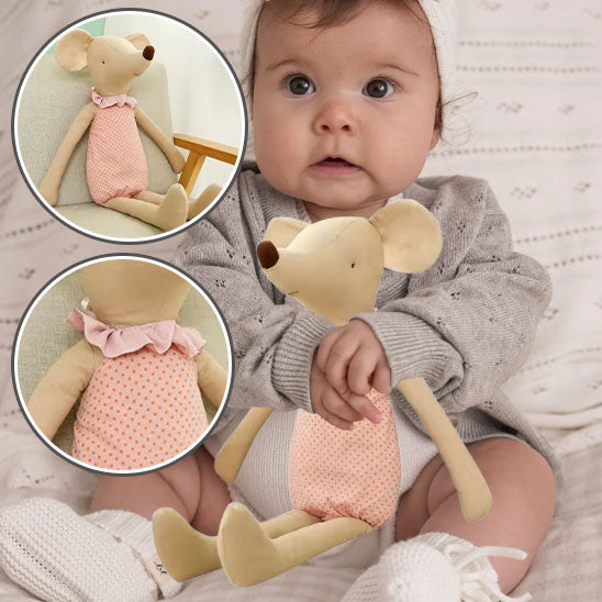 Bébé tenant son Doudou Bebe Souris- Diridoux rose