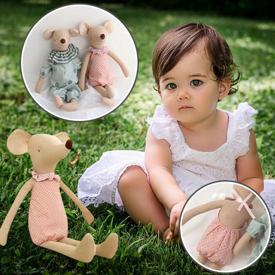 Petite fille assise sur l'herbe joue avec son Doudou Bebe Souris-Diridoux