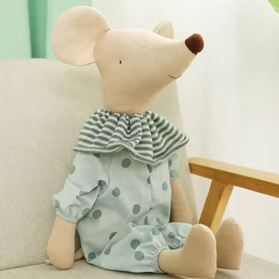 Doudou Bebe Souris-Diridoux vert, assis sur un fauteuil dans une chambre de bébé lumineuse