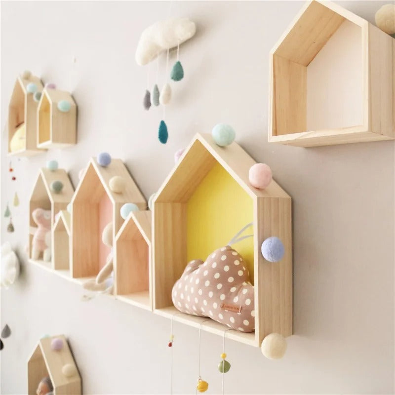 ETAGERE Chambre Enfant en Pin- PetiteCabane™ Toutes les tailles sur un mur avec des guirlandes multicolore
