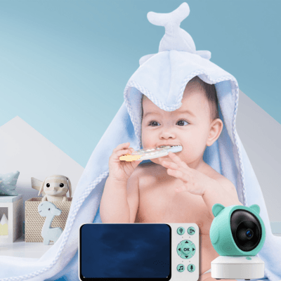Présentation du pack de la Mini Caméra Espion│SécuriCam - moniteur et caméra - en avant et un bébé en arrière plan dans une chambre de bébé