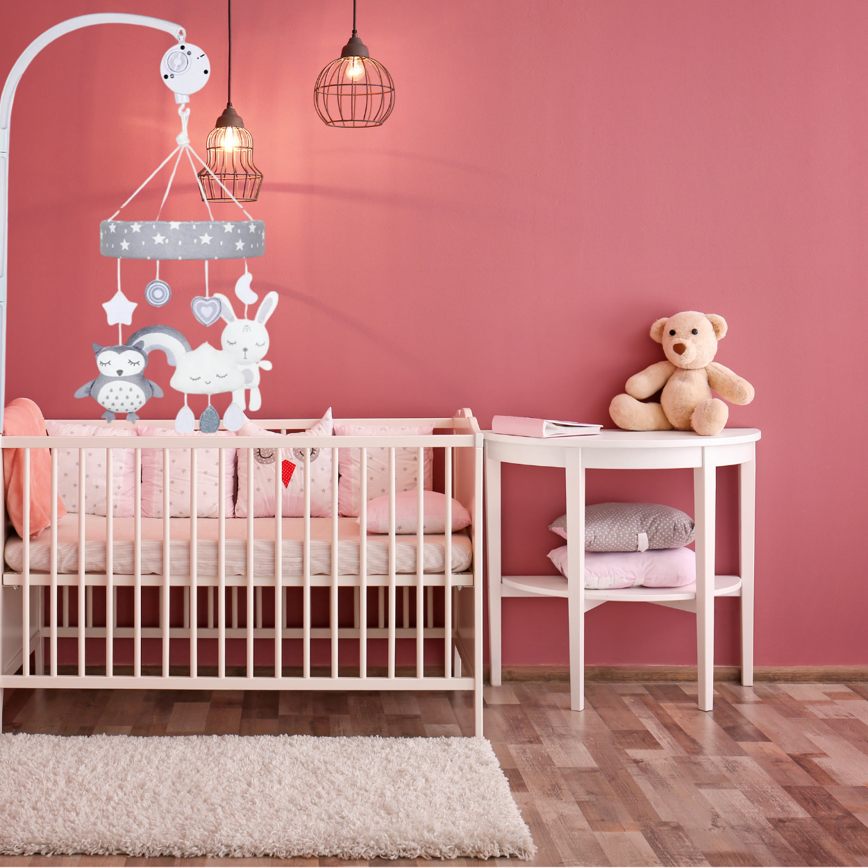 Chambre de bébé lumineuse berceau blanc avec un Mobile Bebe Etoile_MeloDodo modèle chouette