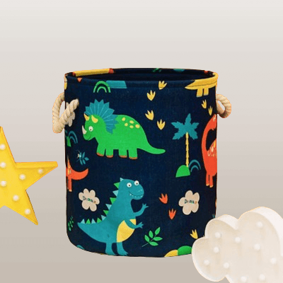 Panier de Rangement pour Bébé - Terre des Dinos™ sur fond beige avec à gauche un luminaire en étoile et à gauche un luminaire nuage