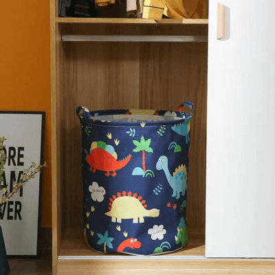 Panier de Rangement pour Bébé - Terre des Dinos™posé sur une étagère à l'inérieur d'un meuble