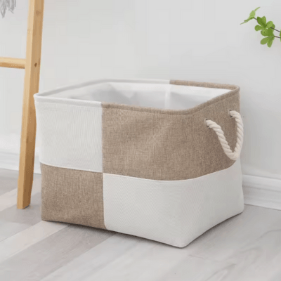 Panier de Rangement - LinoBox™ beige posé au sol à cote d'une échelle