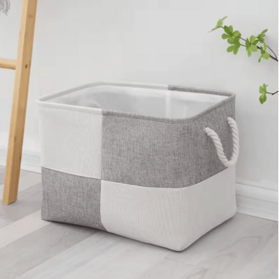 Panier de Rangement - LinoBox™ Gris posé au sol à coté d'une echelle