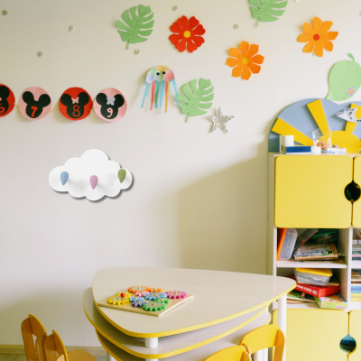 Porte Manteau Enfant Mural- AquaHook™ - Installé près d'un bureau pour enfant
