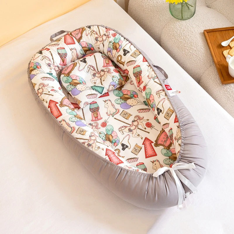Gros plan sur le REDUCTEUR DE LIT BEBE CODODO - Chocahlia-_Cheval_de_Troie_gris