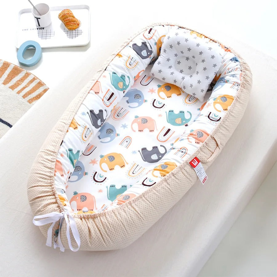 Gros plan sur le REDUCTEUR DE LIT BEBE CODODO - Chocahlia_-_Elephants_colorés