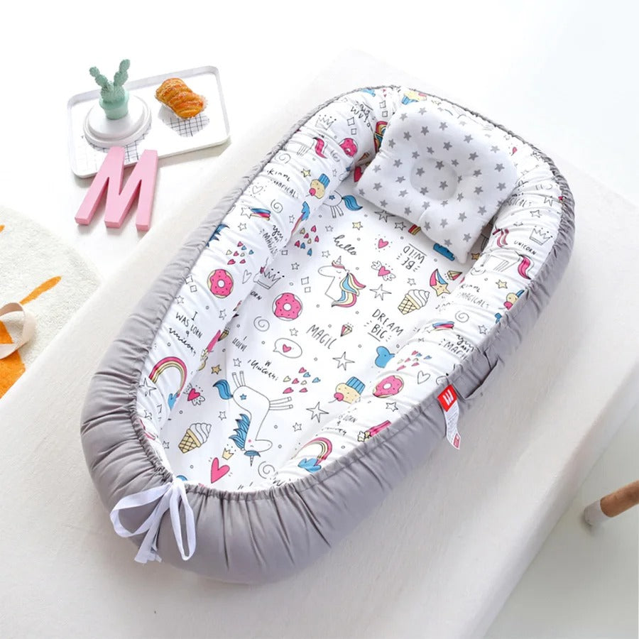 Gros plans sur le REDUCTEUR DE LIT BEBE CODODO - Chocahlia_-_Cheval_gris