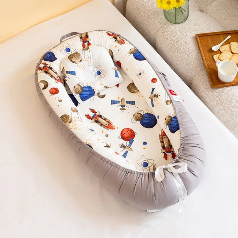 Gros plan sur le REDUCTEUR DE LIT BEBE CODODO - Chocahlia_-_Cheval_de_Troie_gris