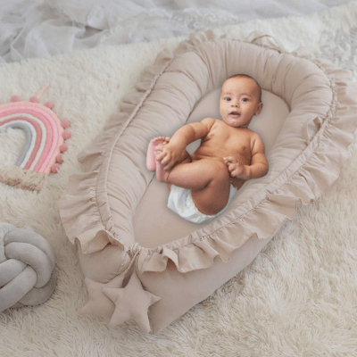 REDUCTEUR DE LIT BEIGE - Rêve de Lin™joliment disposé dans une chambre de bébé.