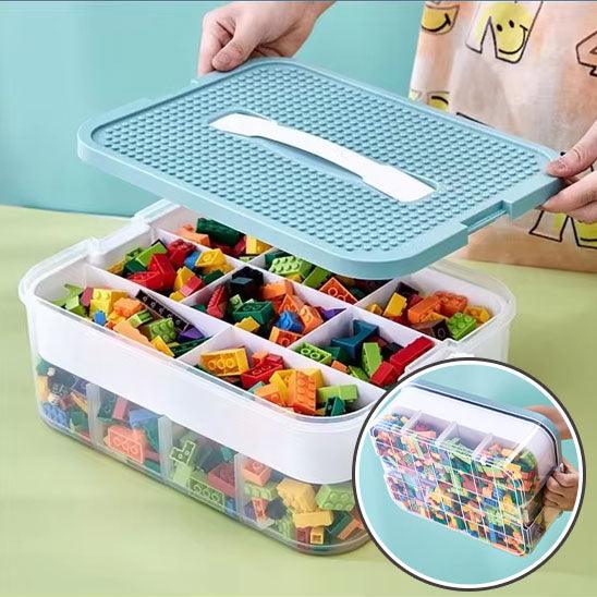 Image montrant un Rangement jouet - TidyBox couverte avec des légos à l'intérieur, une main de femme tenant le couvercle vert à la main au dessus de la boite