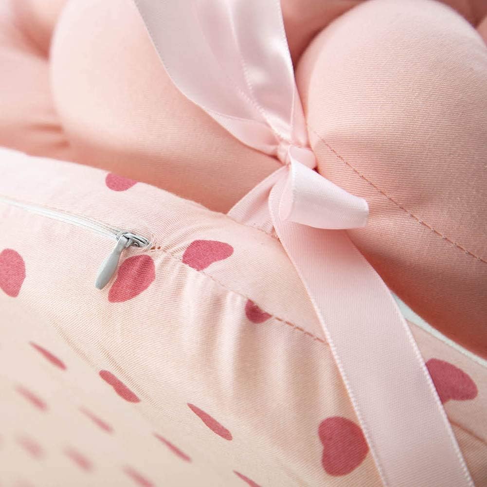 Zoom sur la fermeture éclair et le nœud du Réducteur de Lit Tressé│Nattou™ rose à cœurs, illustrant les détails de finition et la housse amovible.