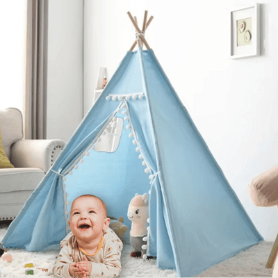 Enfant souriant dans son Tipi Enfant Bleu │ Tdochan™ entouré de jouets