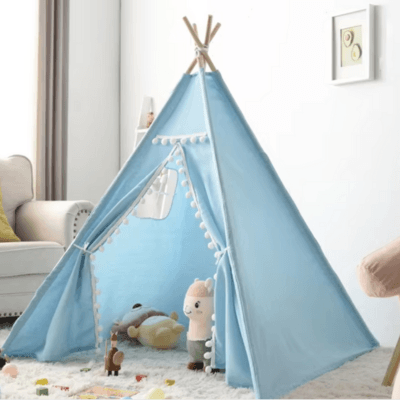Une chambre d’enfant avec une déco naturelle, où le Tipi Enfant Bleu │ Tdochan™ s’intègre harmonieusement.