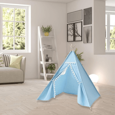 Tipi Enfant Bleu installé dans un salon aux tons doux avec de la verdure