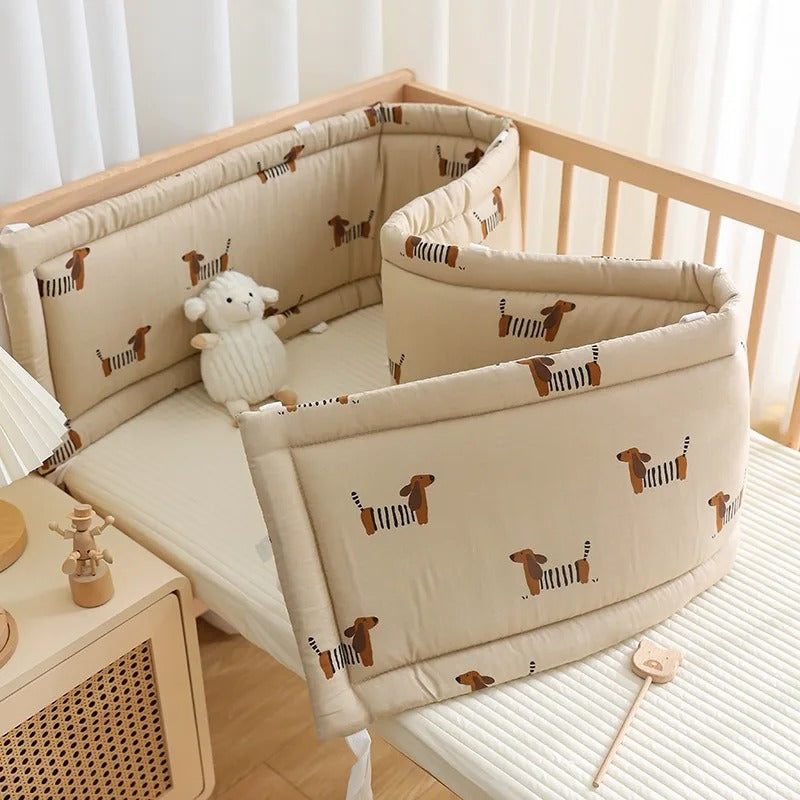 Tour de lit bébé chien beige installé en forme de U dans un berceau bois clair – protection anti-choc et confort premium