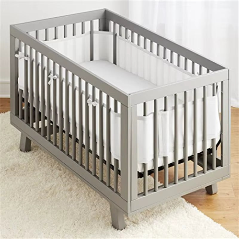 Tour de lit bebe blanc respirant MeshyWhite™ installé dans un berceau, design épuré et sécurisé avec tissu mesh aéré pour un sommeil paisible.