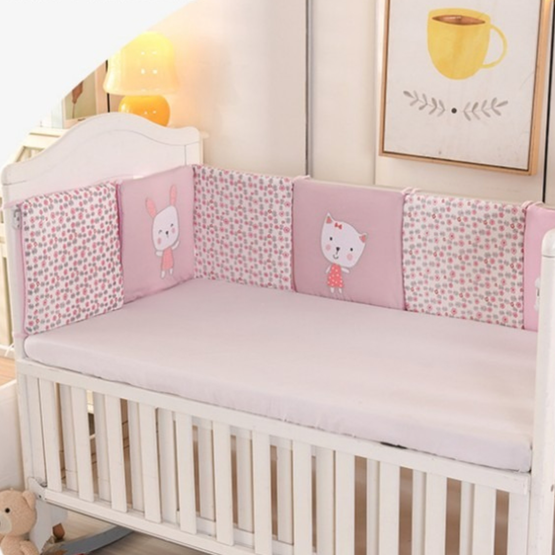 Tour de lit bebe rose avec motif lapin installé dans un berceau blanc