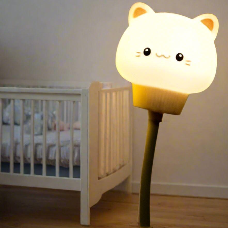 Gros plan sur ne VEILLEUSE BEBE-SweetDream™-Chat dans une chambre de bébé